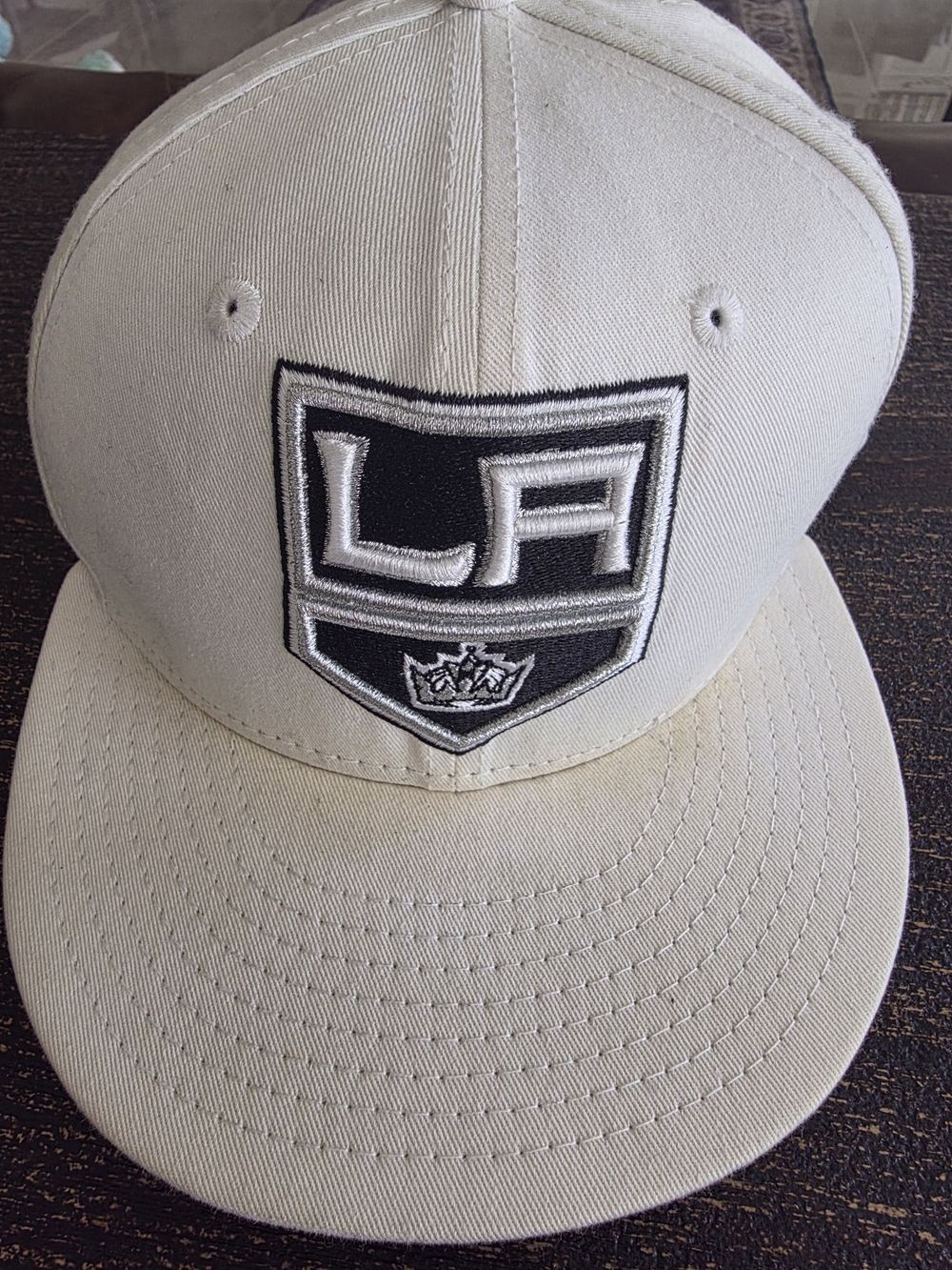 New Era LA Embroidered Logo Flat Brim Hat in Cream and Black